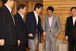 第２次安倍内閣:閣僚交代なく５００日 戦後最長