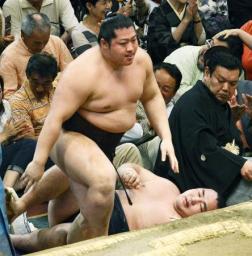 大相撲:平幕遠藤が鶴竜攻めて初金星