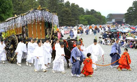 京都で「葵祭」 華やかな平安絵巻