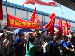 UPDATE 1-ベトナム中部で反中デモ暴徒化、20人以上が死亡＝病院関係者