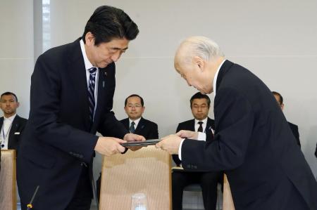 憲法解釈見直し、首相が会見で決意示す