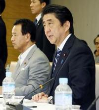 政府税調:法人税「広く薄く」 改革案の原案提示