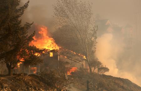 カリフォルニア州南部で山火事相次ぐ 死者も