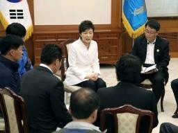 【韓国旅客船沈没】 朴槿恵大統領が事故遺族と面談 再発防止と謝罪表明