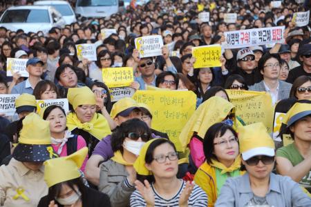 セウォル号追悼集会「国民守れない」と政権批判