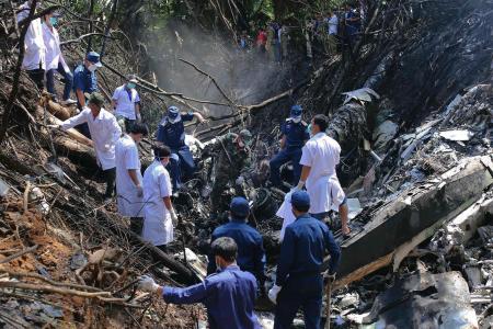 ラオス機墜落、３人生存確認…副首相ら５人死亡