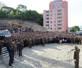 当局幹部が高層住宅崩壊現場で謝罪 北朝鮮メディア異例の報道