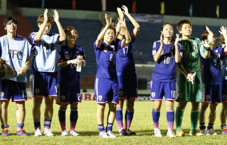 Ｗ杯出場を決め、観客の声援に応える宮間（中央）ら日本イレブン＝ベトナム