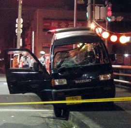 祭り客に車突っ込む １１人重軽傷