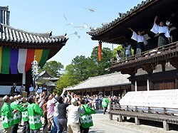 うちわまき:ハート形「宝扇」を参拝者に 奈良・唐招提寺