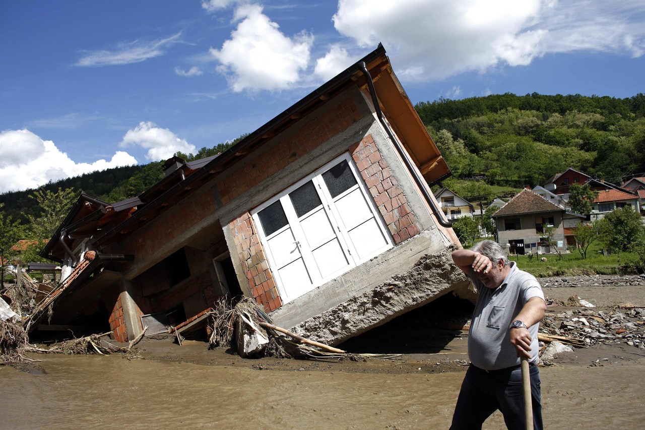 大雨で洪水、ボスニアで１００万人被災