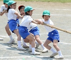 悠仁さま、運動会で綱引き＝小学校の行事を初公開