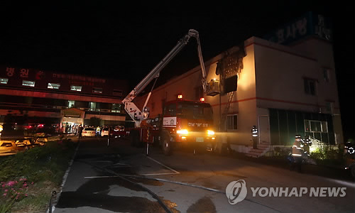 病院火災で２１人死亡、８０代男から事情聴取 韓国