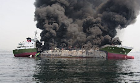 爆発のタンカー、船尾の一部残し沈む 姫路沖