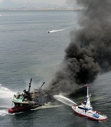 石油タンカー炎上 船長が行方不明