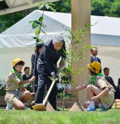 両陛下が植樹祭で種まき 中越地震から10年の新潟