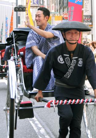 勘九郎 渋谷を人力車でお練り