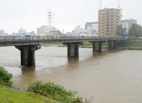 四国で激しい雨 東海にかけ土砂災害警戒を