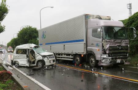 トラックと衝突で４人死亡、４人は同じ大学の学生