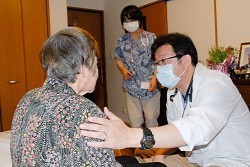 医療費:訪問診療、撤退の動き 報酬減額で