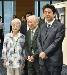 議員会館でめぐみさん写真展 首相「誠意ある対応を北に強く促す」