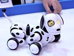 東京おもちゃショー:ロボットやスマホ型など３万５０００点展示