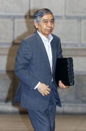 日銀、大規模金融緩和策の維持を決定 6/13 21:01更新