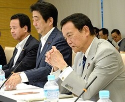 安倍首相:法人税「数年間で２０％台に」 財源明記せず