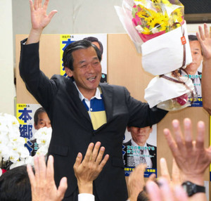 松戸市長選 本郷谷氏が再選 市民派前面に支持広げる