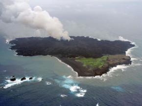 噴火中の小笠原西之島に新たな火口 大量の溶岩、海まで