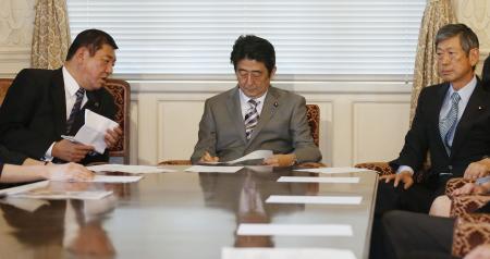 自民、閣議決定案の修正に柔軟 集団的自衛権で