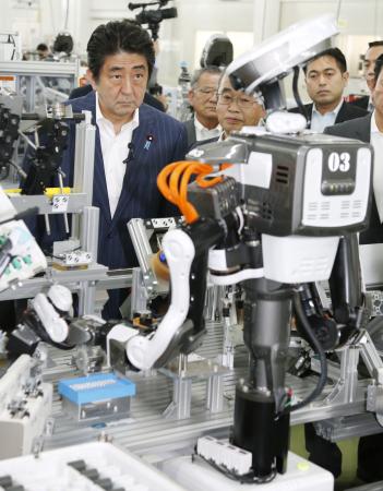 首相「ロボットは成長戦略の柱」 工場や老人ホーム視察