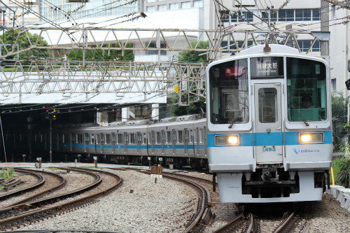 小田急線脱線事故 一部区間除き運転再開