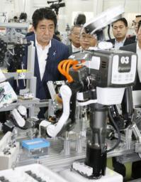 首相、埼玉県加須市の工場など視察 「ロボットを成長戦略の柱に」