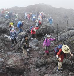 富士山登頂、子どもの５５％が高山病症状 半数が断念