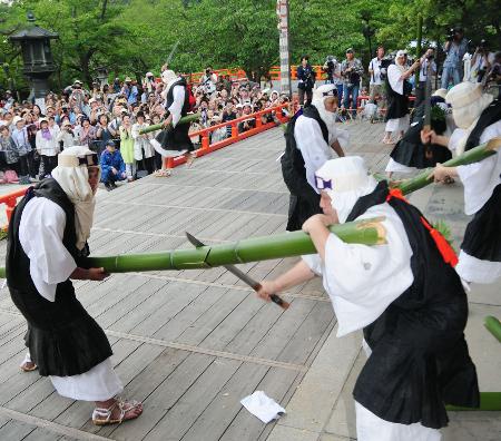 大蛇退治で豊作願う、京都 鞍馬寺で竹伐り会式