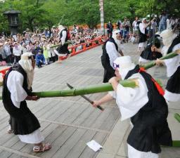 バッサリ豊凶占い 鞍馬寺で竹伐り会式 2014年06月21日