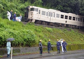 大雨で列車脱線、１１人負傷＝崩れた土砂に乗り上げる—鹿児島