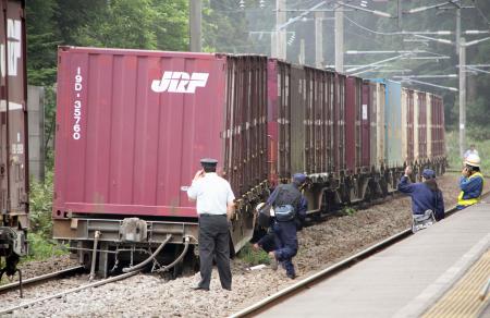 貨物列車事故 脱線ほぼ同時にブレーキ部品落下か