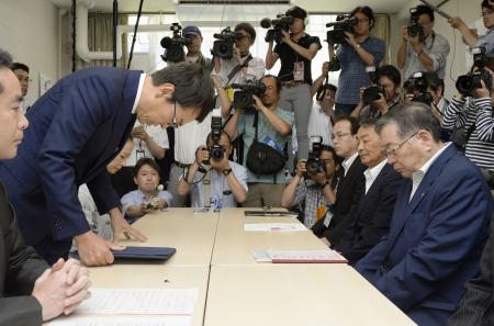 「金目」発言の石原大臣 罵声のなか、福島で謝罪