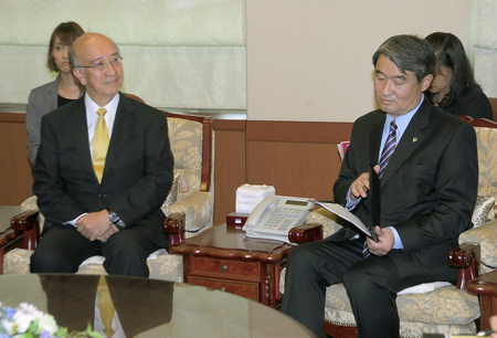 従軍慰安婦問題:河野談話検証 韓国政府の批判「極めて残念だ」−−菅官房長官