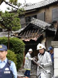 民家全焼、２人死亡 大阪、80歳女性と11歳孫