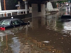 大雨:関東と東北 都内など一時停電