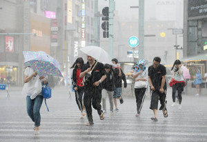 東日本 激しい雷雨 仙台で死者 都内停電や冠水