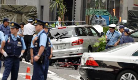 大阪・御堂筋でワゴン車暴走、３人はねられ１人重傷