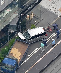 御堂筋:バックと前進繰り返し…ワゴン車暴走 ３人重軽傷