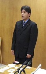 号泣兵庫県議:「出張」日に近所で買い物 事務費計上