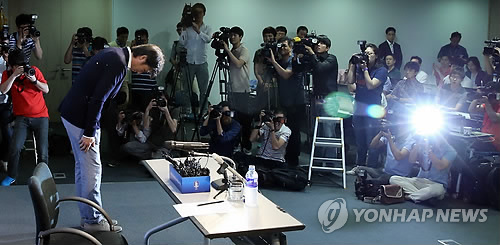 韓国代表・洪明甫監督、電撃辞任の裏に２つの「騒動」