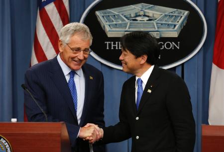 集団的自衛権、日米防衛指針に反映へ 防衛相会談