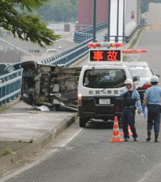 軽乗用車が横転、街路灯に衝突 ２人死亡３人重体 佐賀